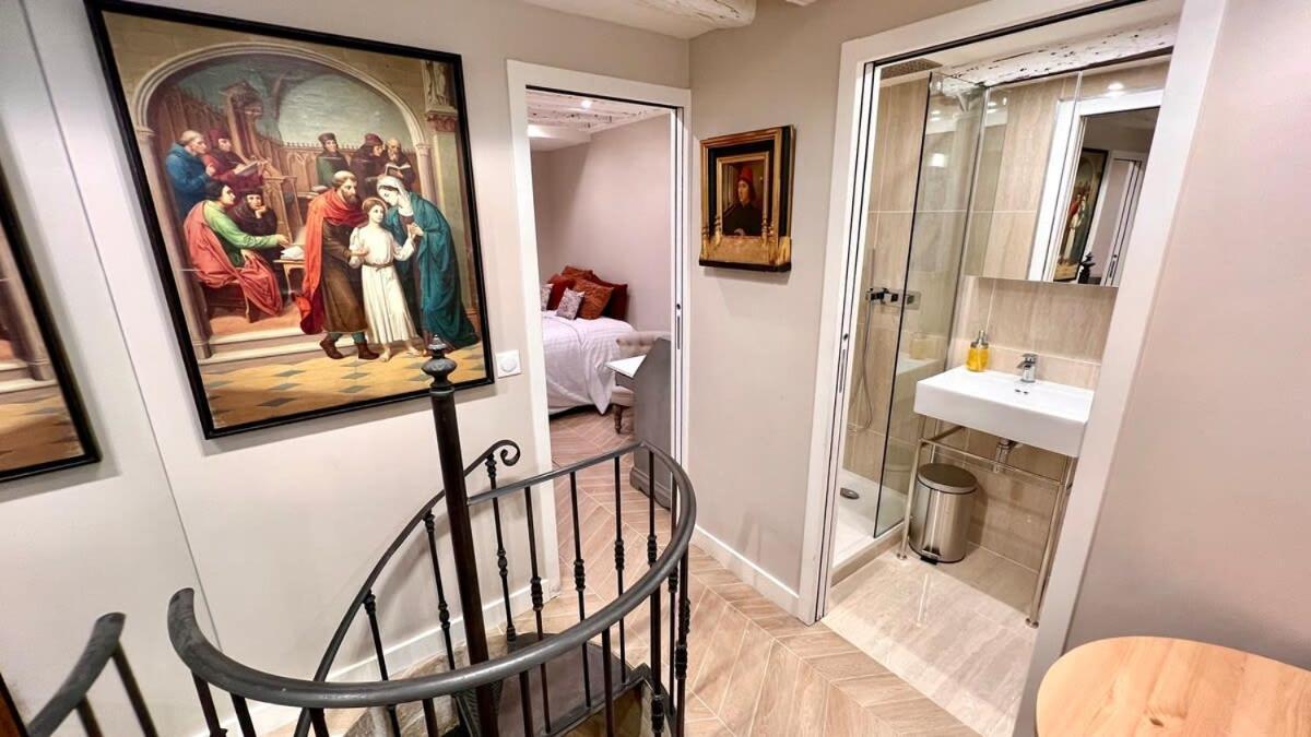 Apartment Serenity, Meditation At Notre Dame